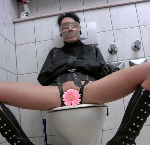 Devote Privat Sklavin als Männer Toilette benutzt
